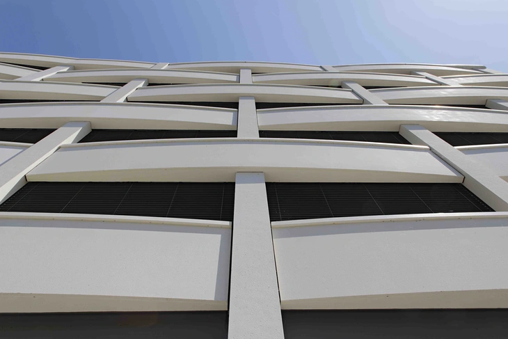 Detail einer Sichtbetonfassade in der Schweiz Ennetbaden