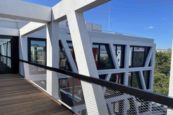 Laubengang oberes Stockwerk Neubau Bürogebäude Ritterstraße Berlin Kreuzberg