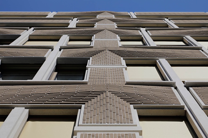 Betonfassade mit Klinkereinlage am Schwabinger Tor  S 40 von hemmerlein
