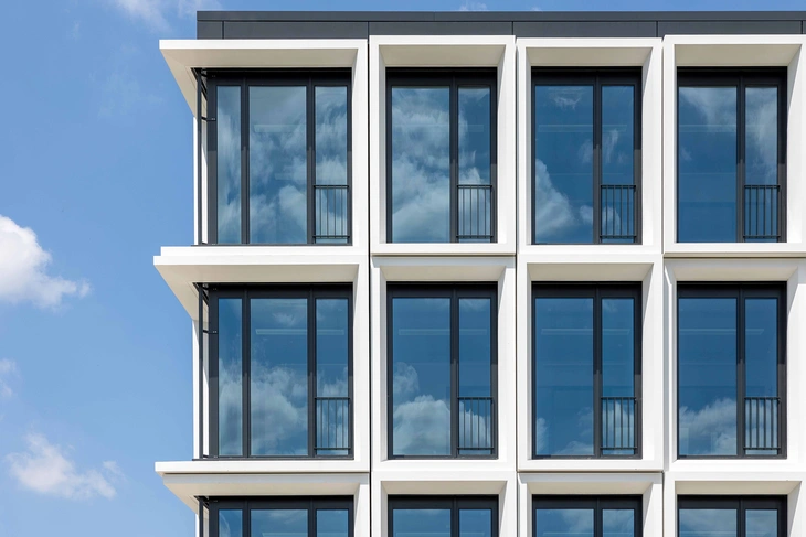 fassade aus glatten Sichtbetonrahmen an der Universität Erfurt