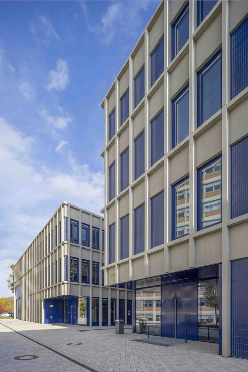 Fassade aus Betonfertigteilen am Institusgebäude Gießen