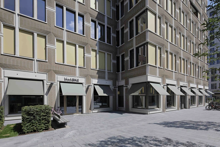 Sichtbetonfassade mit roter Klinkereinlage am Schwabinger Tor S 40 von hemmerlein