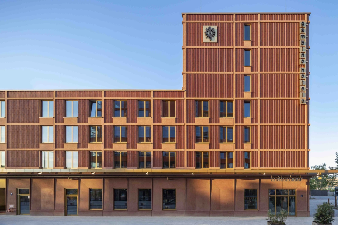 Fertigteil-Klinker-Fassade am Werk 17 mit Sichtbetonelementen