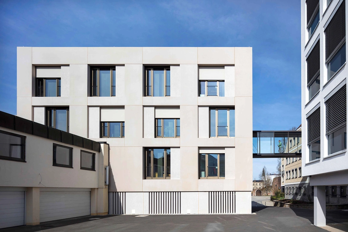 LRA Bad Kissingen mit gesäuerter und scharierter Sichtbetonfassade vonhemmerlein