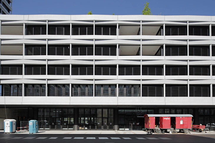 Sichtbetonfassade weiß am Atmos in Zürich Schweiz