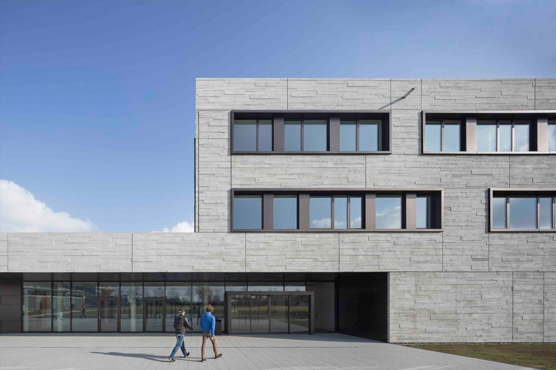 graue Sichtbetonfassade mit Brettstruktur an der OTH Regensburg von hemmerlein