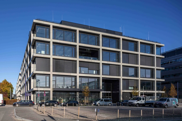 graue Architekturbetonfassade iCampus München
