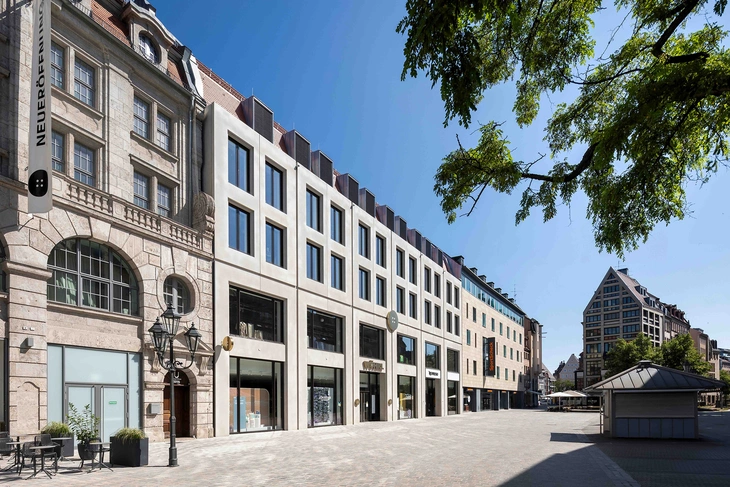 Sichtbetonfassade von Hemmerlein neben historischem Wöhrl Nürnberg