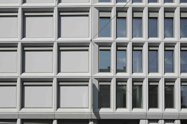 weiße Betonrahmenfassade in Basel