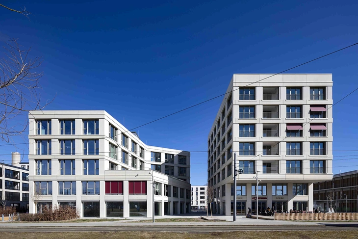 weiße Betonfassade von hemmerlein am Bauhausplatz München