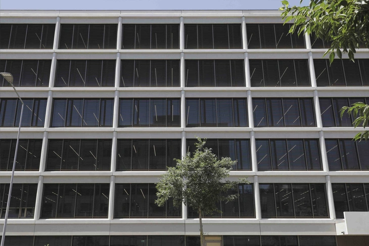 Straßenansicht der weißen, rahmenartigen Sichtbetonfassade des Avaloq in Zürich in der Schweiz