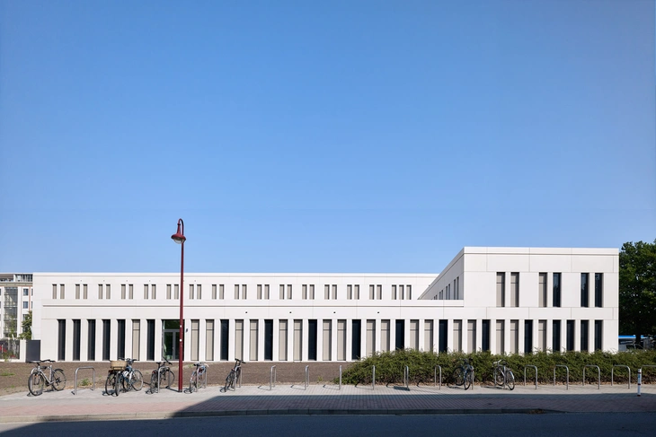 weiße Fassade aus Sichtbetonelementen von hemmerlein an der Universität Leipzig