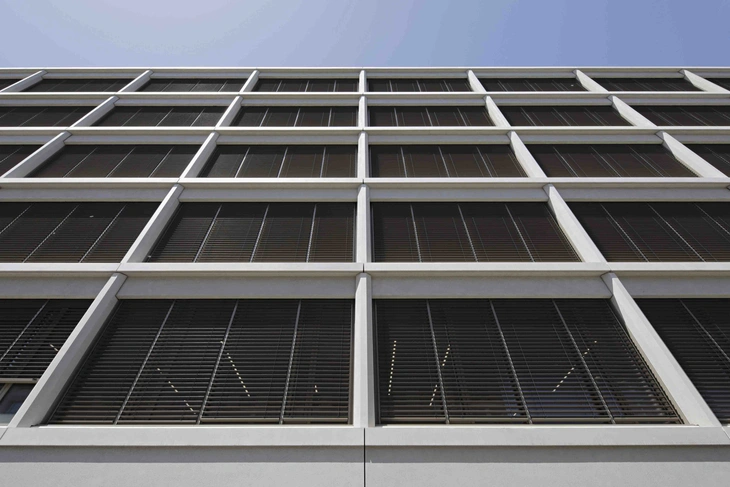Betonfassaden-Detailansicht des weißen, rahmenartigen Sichtbetonfassade Avaloq in Zürich in der Schweiz