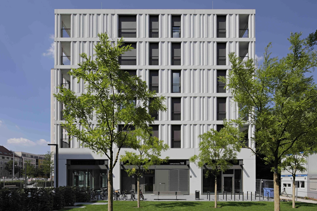 Strukturierte Sichtbetonfassade am Schwabinger Tor M10