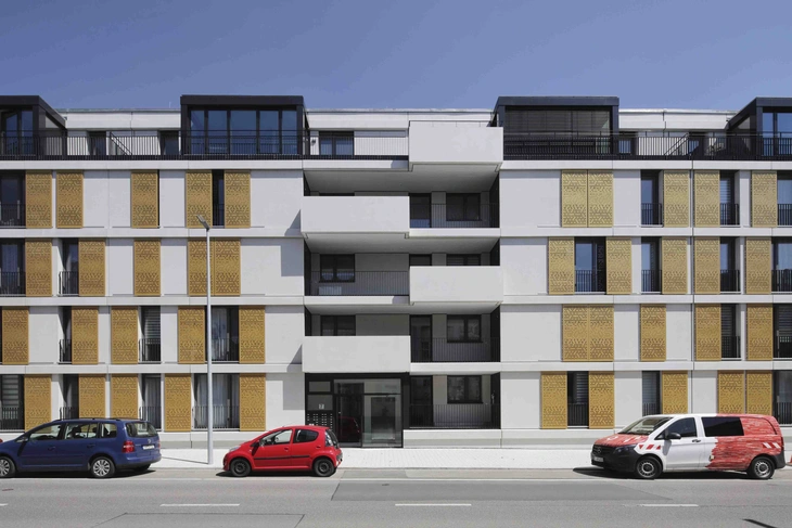 Frontalansicht des Baukörpers mit Sichtbetonfassade