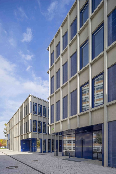 Fassade aus Betonfertigteilen am Institusgebäude Gießen