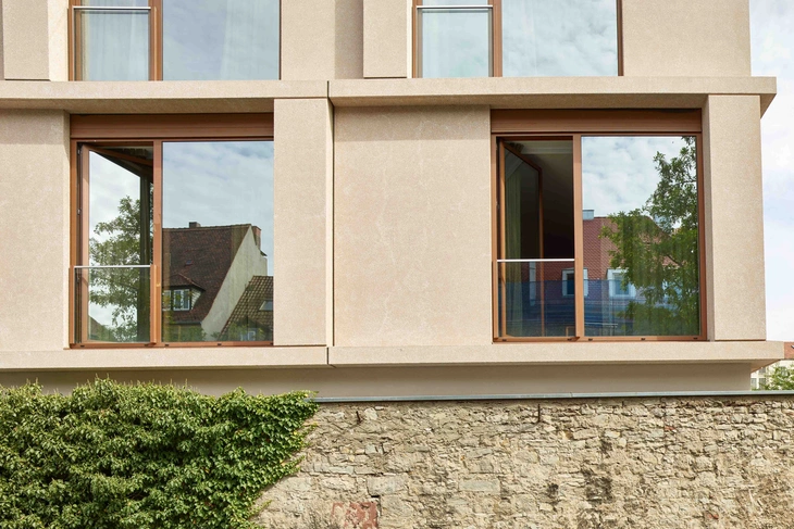 Detailaufnahme der Architekturbetonfassade des Hotel Rebstockes in Würzburg