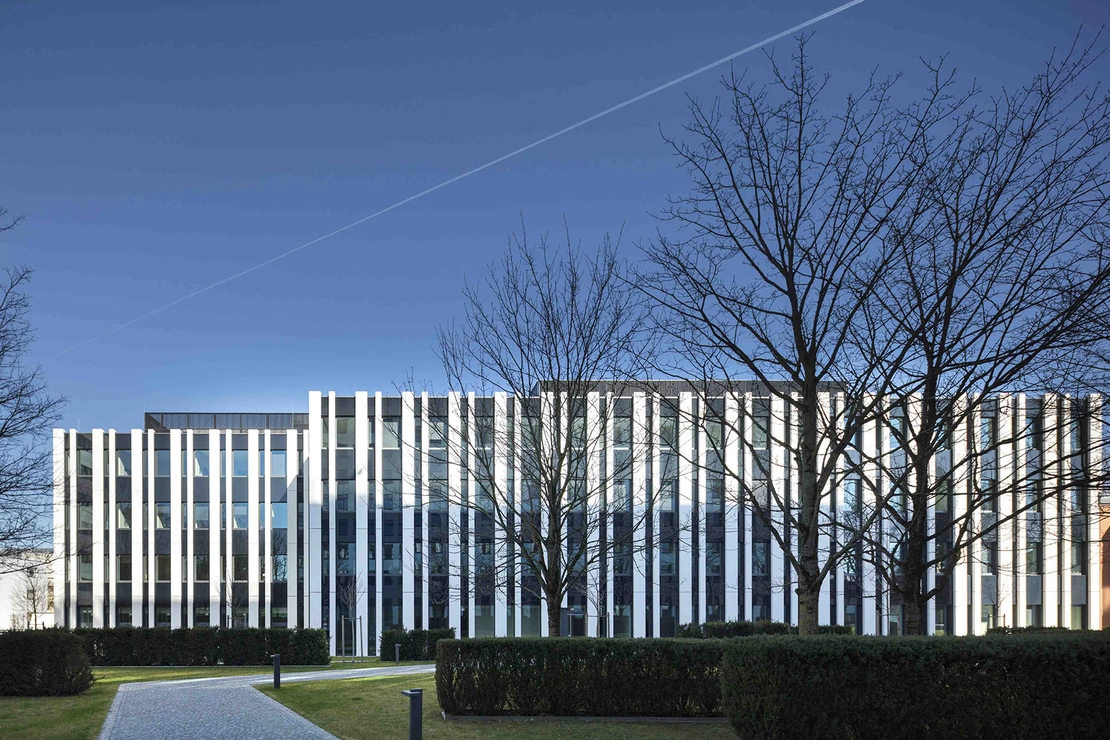 weiße Sichtbetonfassade der BG Bau in München