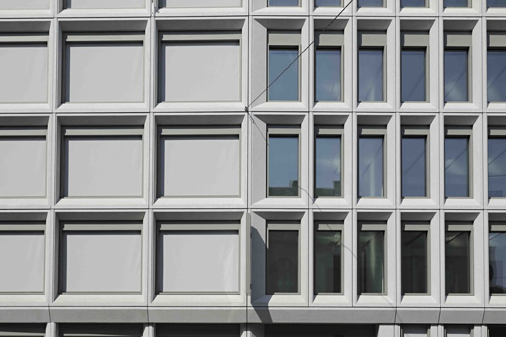weiße Betonrahmenfassade in Basel