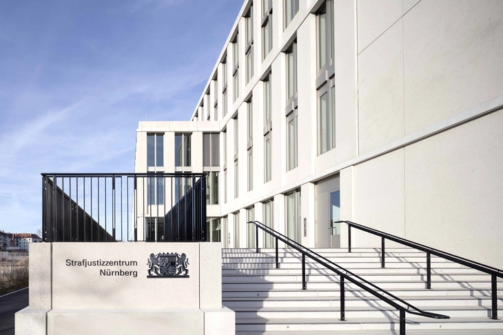 Sichtbetonfassade aus glatten und sandgestrahlten Betonfertigteilen des neuen Strafjustizzentrums Nürnberg