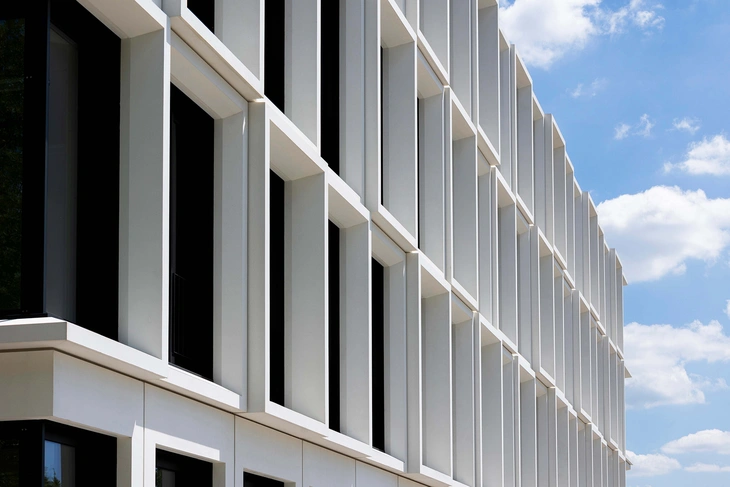weiße Betonelemente an der Universität Erfurt