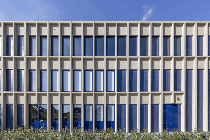 Beige Sichtbetonfassade Institutsgebäude Gießen