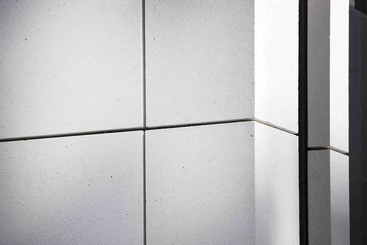 Detail weiße Sichtbetonfassade BG Bau München
