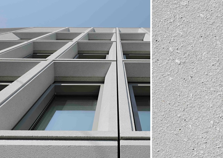 gestrahlte Architekturbetonfassade aus weißen Betonrahmen