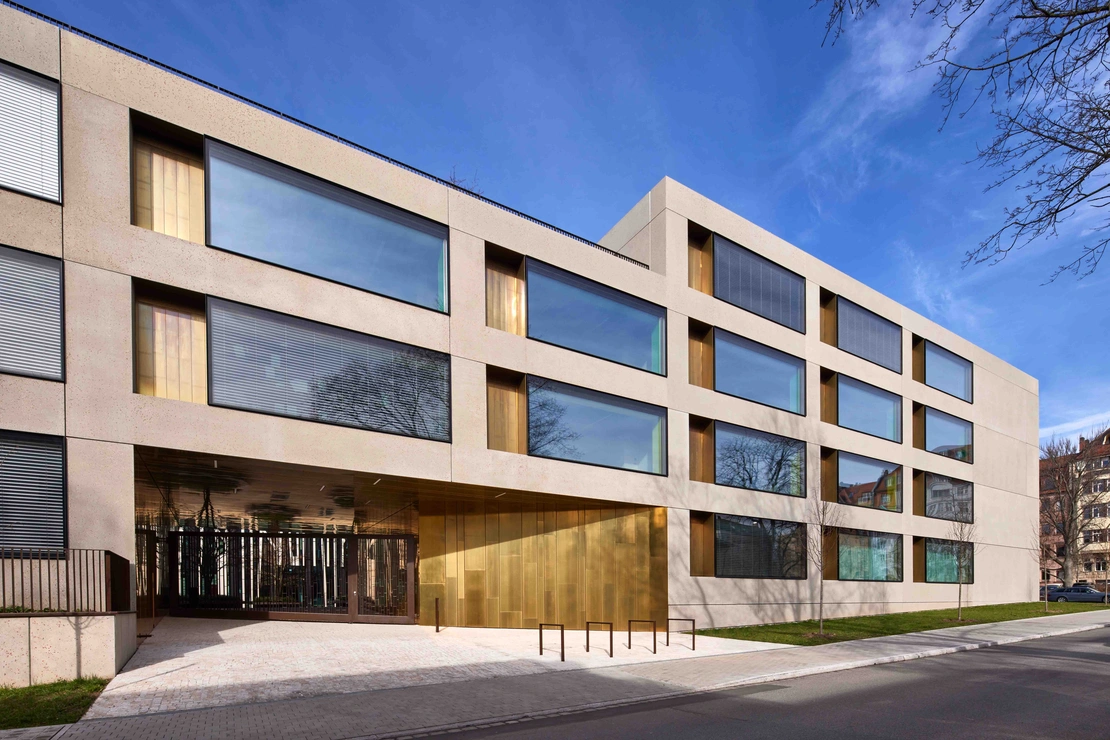 nachhaltige Sichtbetonfassade Maria Ward Schule Nürnberg