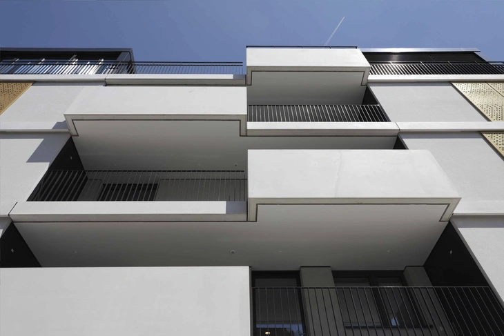 Weißer sandgestrahlter Architekturbeton von hemmerlein Ingenieurbau bildet die Fassade