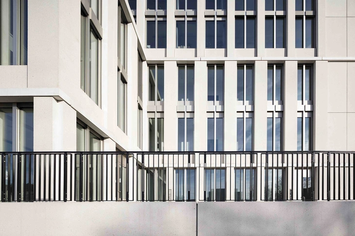 Sichtbetonfassade aus glatten und sandgestrahlten Betonfertigteilen des neuen Strafjustizzentrums Nürnberg