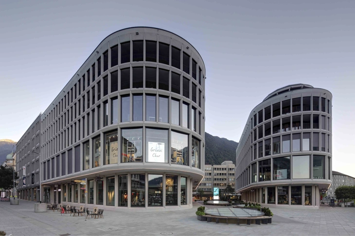 weiße, gestrahlte Sichtbetonfassade Steinbock Chur Schweiz