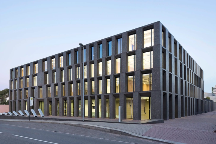 Fassade aus geschliffenem Sichtbeton an der Hochschule Mittweida
