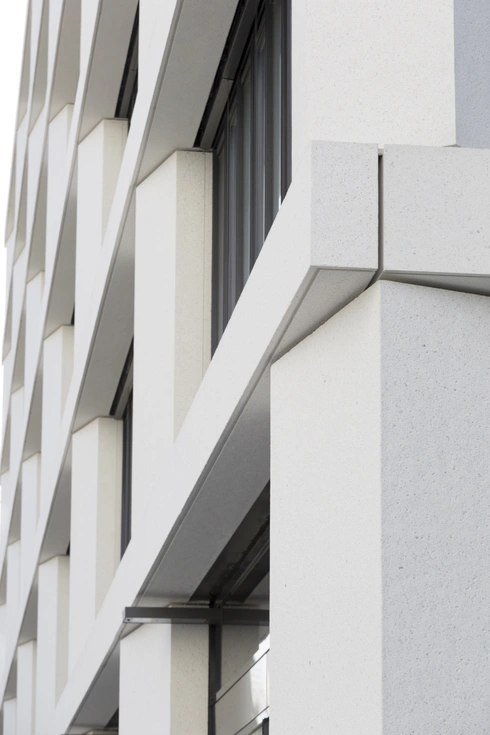 Detail einer weißen Sichtbetonfassade am Schwabinger Tor N20
