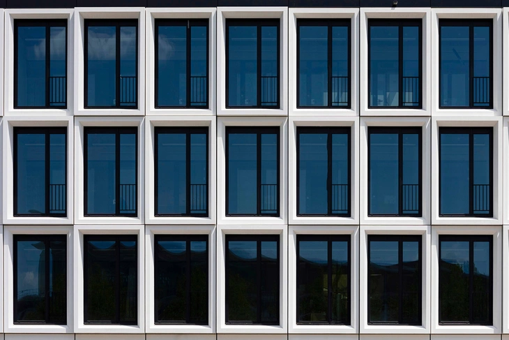 Betonfassade der Universität Erfurt mit weißen Betonfertigteilen