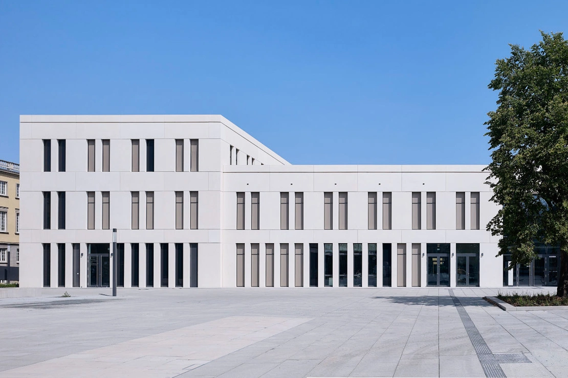 Weiße Fassade aus Sichtbetonfertigteilen von hemmerlein an der Universität Leipzig