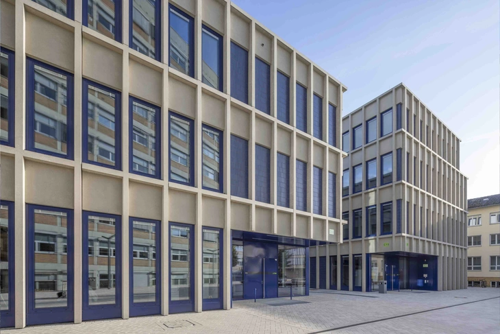 Fassade aus gesäuerten Betonfertigteilen am Institutsgebäude Gießen