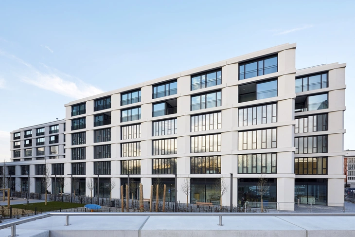Schwabinger Tor N20 mit weißer Architekturbetonfassade in München