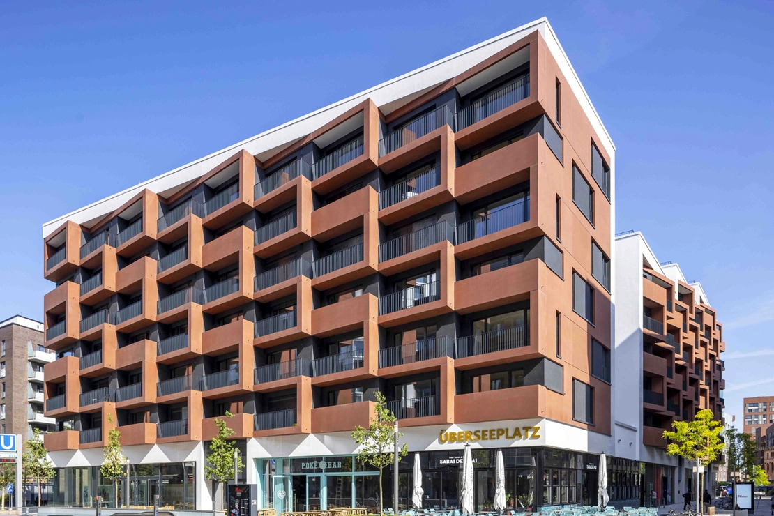 Sichtbetonfassade am Überseequartier eleven decks Hamburg mit roten Sichtbetonelementen