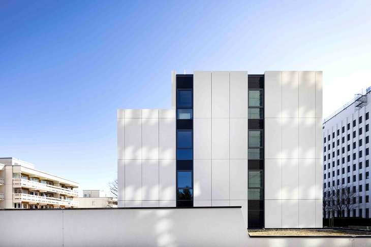 weiße Architekturbetonfassade der BG Bau in München
