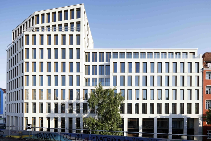 Fassade mit gestrahlten Sichtetonelementen von hemmerlein