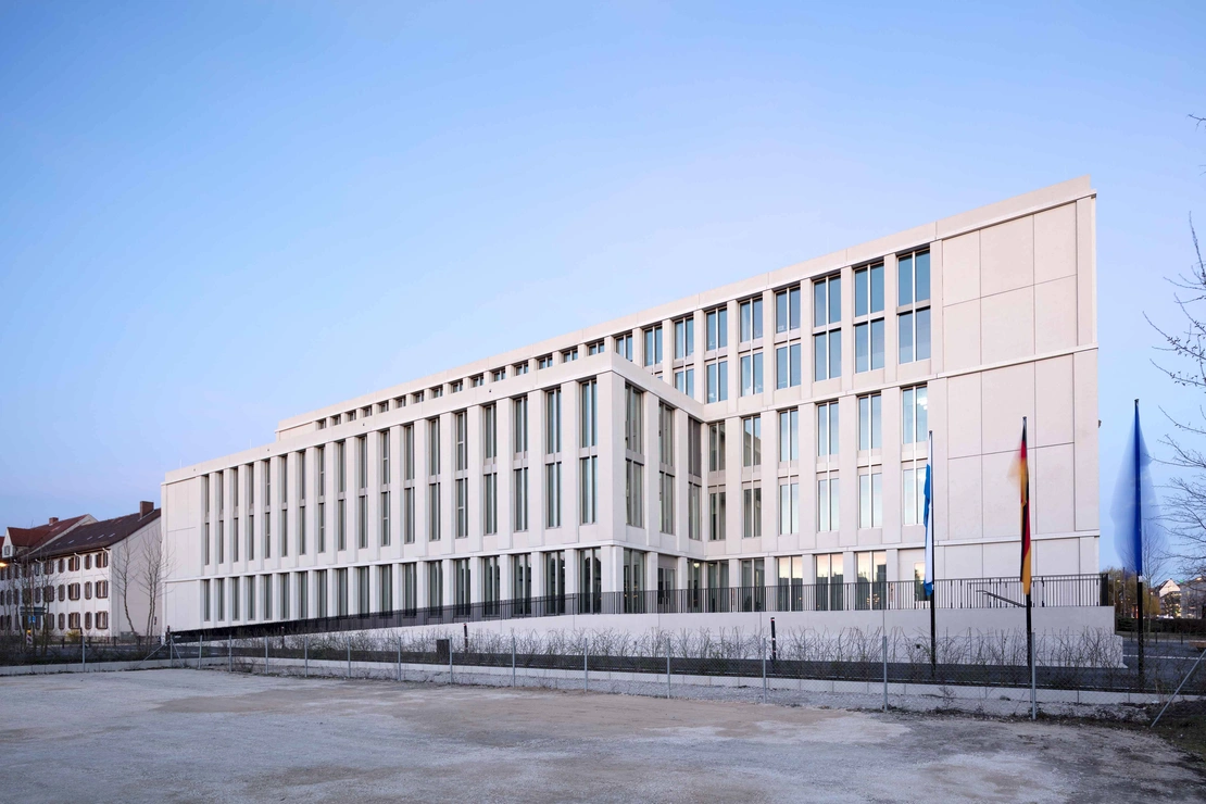 Sichtbetonfassade aus glatten und sandgestrahlten Betonfertigteilen des neuen Strafjustizzentrums Nürnberg