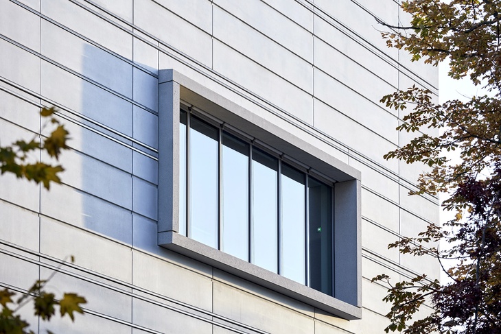 Fenster in der grauen Sichtbetonfassade des Bauhaus Museums Weimares Bau