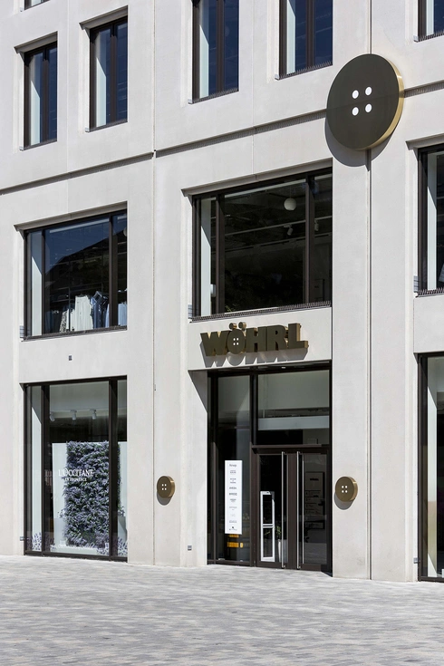 Sichtbetonfassade am Eingang des neuen Wöhrl