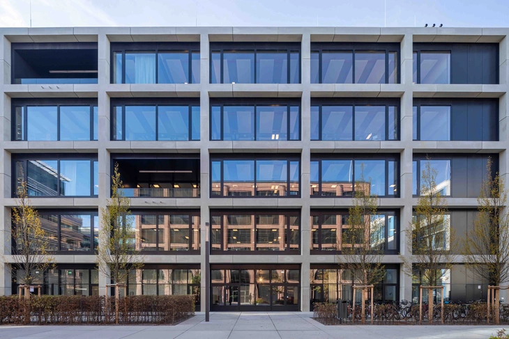 graue Sichtbetonfassade iCampus München