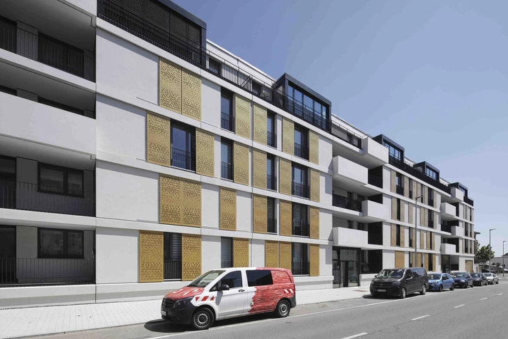 Straßenansicht mit der stark gegliederten Fassade