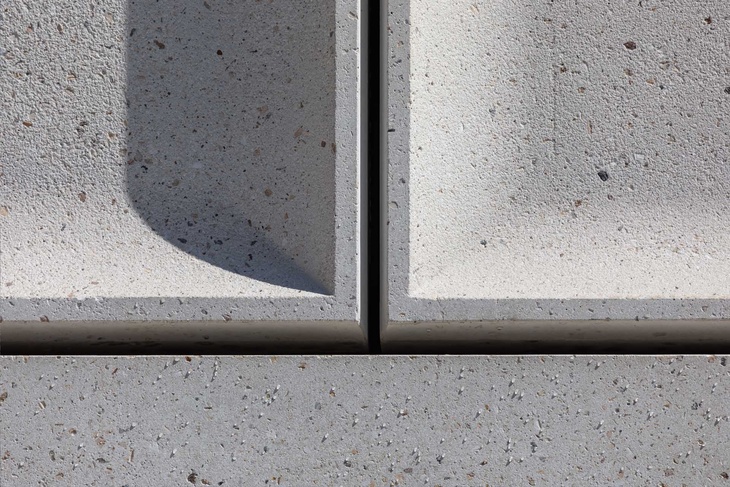 Detail Sichtbetonfassade beige sandgestrahlt hemmerlein