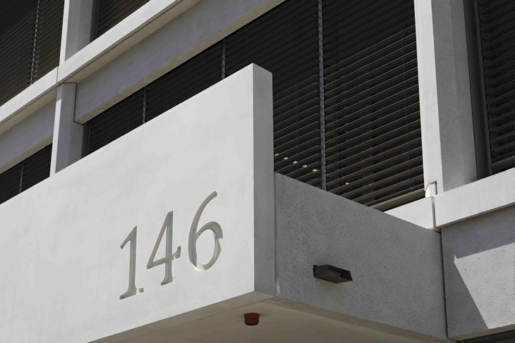 Detailansicht Hausnummer aus Sichtbeton Avaloq in Zürich