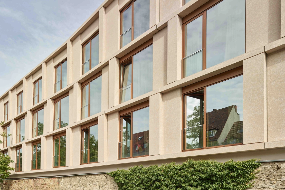 beige Sichtbetonfassade des Hotels Rebstock in Würzburg