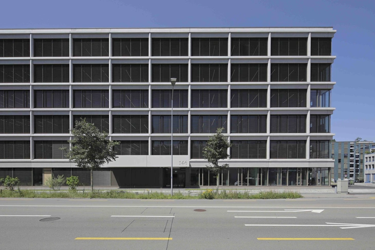 Frontalansicht weiße Sichtbetonfassade Avaloq Zürich
